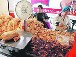 Encarecido. El pollo se encuentra entre los productos que subieron sus precios en junio, informó el Inegi. AFP /