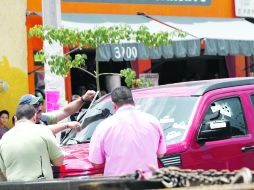 COLONIA MIRAMAR. Así quedó la camioneta que manejaba Manuel Navarrete luego de ser ''rociada'' con balas. EL INFORMADOR /