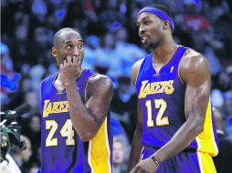 Dwight Howard (12) será la figura en Houston y no acompañante de Kobe Bryant (24) como lo era en Los Ángeles. AP /