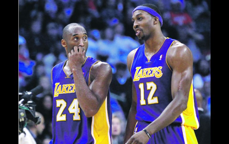 Dwight Howard (12) será la figura en Houston y no acompañante de Kobe Bryant (24) como lo era en Los Ángeles. AP /