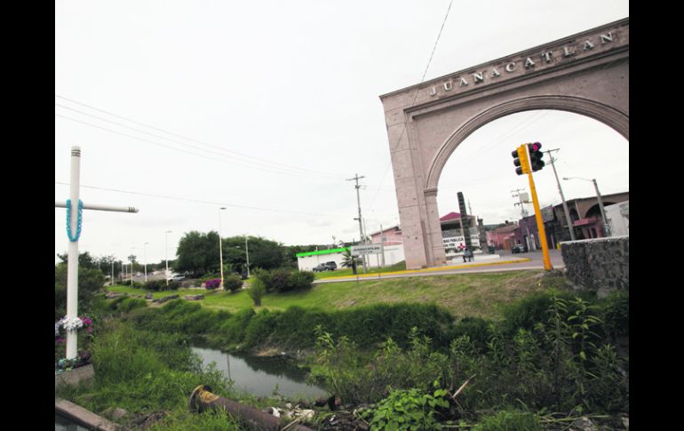 Cauce nocivo. Área próxima al lugar donde se instalaría un parque linea, a un lado del Río Santiago. EL INFORMADOR /