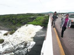 Las aguas del Río Santiago dan cuenta de que el combate a la contaminación en el afluente, ha quedado sólo en proyecto. EL INFORMADOR /