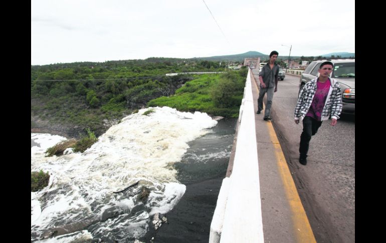 Las aguas del Río Santiago dan cuenta de que el combate a la contaminación en el afluente, ha quedado sólo en proyecto. EL INFORMADOR /