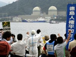 TEPCO ha adoptado medidas para sellar este agua contaminada en zonas de la central. AP /