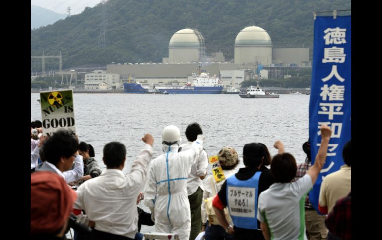 TEPCO ha adoptado medidas para sellar este agua contaminada en zonas de la central. AP /