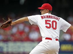 Adam Wainwright permite cinco imparables y un jonrón durante el juego. AP /