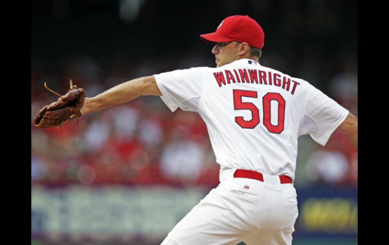 Adam Wainwright permite cinco imparables y un jonrón durante el juego. AP /