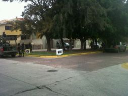 En Bugambilias, los soldados resguardan una casa ubicada en la calle Remanso de los Lirios.  /