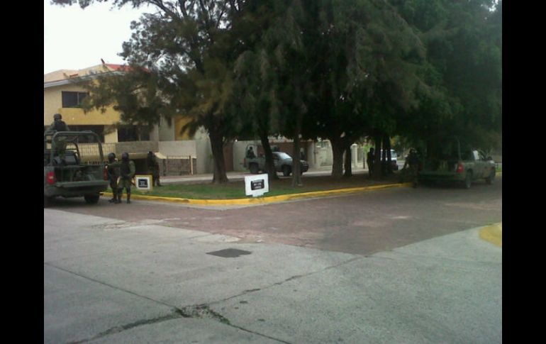 En Bugambilias, los soldados resguardan una casa ubicada en la calle Remanso de los Lirios.  /