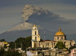 El volcán presenta exhalaciones de gas incandescente, vapor y ceniza. AFP /