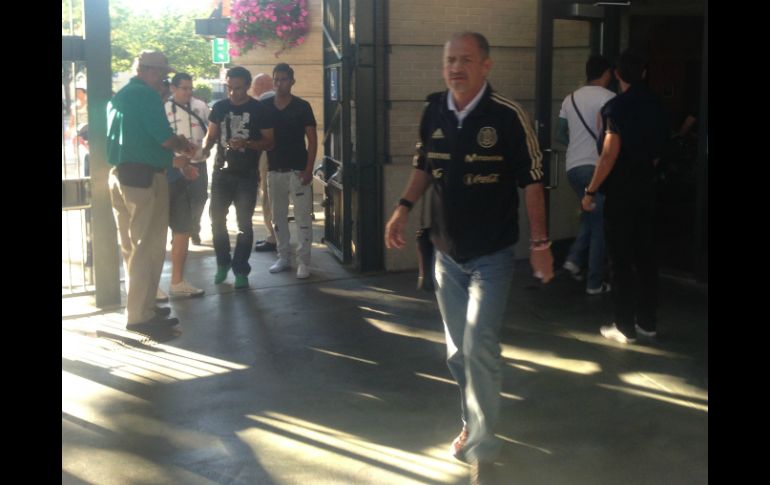 Así arribaron los futbolistas al Safeco Field. ESPECIAL /