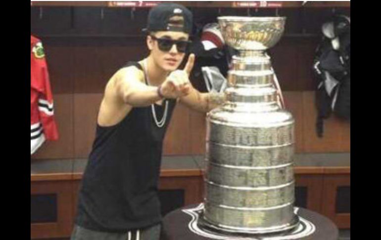 En redes sociales las imágenes de Bieber con la copa no fueron bien recibidas por los fieles aficionados. ESPECIAL /