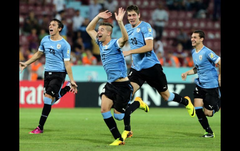 Jugadores del equipo de Uruguay celebran la victoria obtenida ante Irak. EFE /