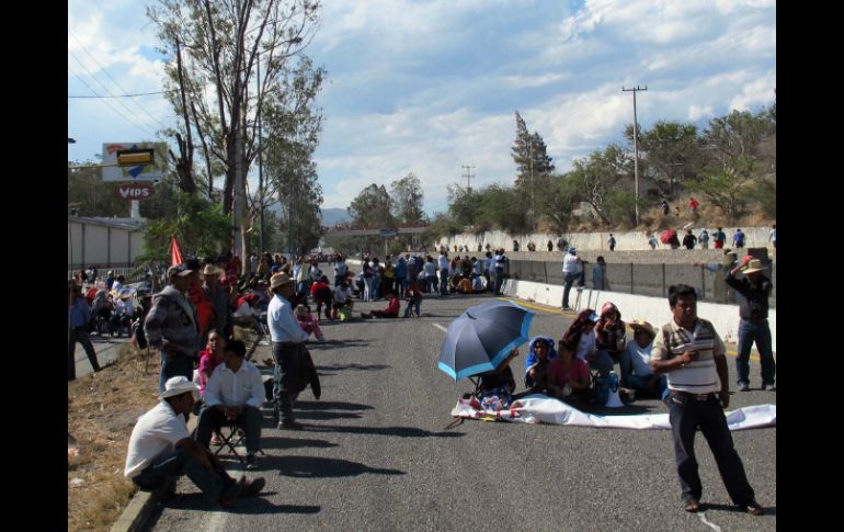 La dirigencia estatal del PAN señala que no comparte el cierre de la carretera porque constituye un delito. ARCHIVO /