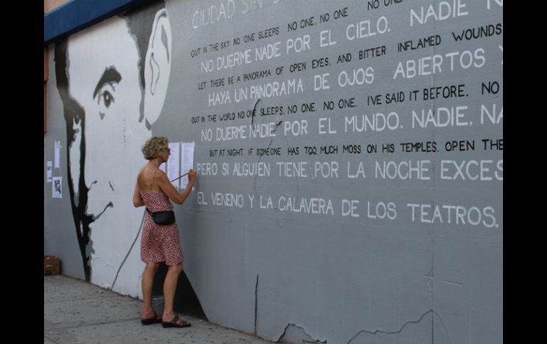 Camille Perrottet pinta en un mural unos versos del poeta y dramaturgo Federico García Lorca. EFE /