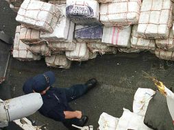 Los policías ministeriales descubrieron ''varios costales de color blanco que se encontraron en el interior del contenedor''. ARCHIVO /