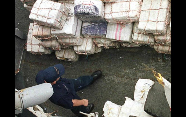 Los policías ministeriales descubrieron ''varios costales de color blanco que se encontraron en el interior del contenedor''. ARCHIVO /