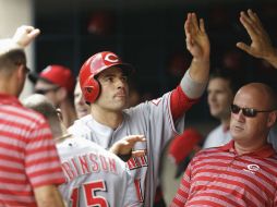 Joey Votto(c) celebra con sus compañeros el triunfo sobre Milwaukee. AFP /