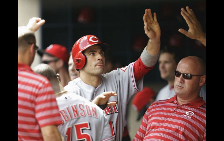 Joey Votto(c) celebra con sus compañeros el triunfo sobre Milwaukee. AFP /