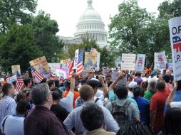 Cientos de personas se manifiestan frente al Capitolio en Washington para exigir una reforma migratoria justa. EFE /