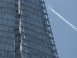 Activistas de Greenpeace escalan el rascacielos Shard, en Londres, el edificio más alto de la Unión Europea (UE). AP /