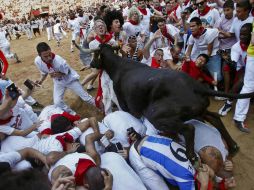 Los toros recorrieron la plaza junto a los mozos por quinta ocasión. EFE /