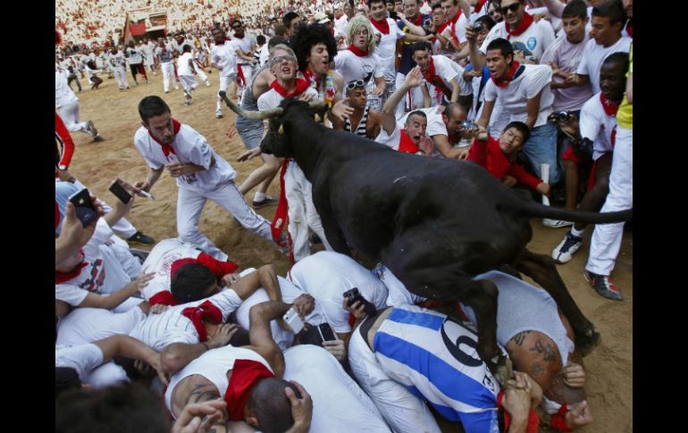 Los toros recorrieron la plaza junto a los mozos por quinta ocasión. EFE /