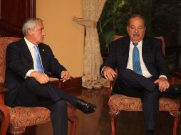 El magnate mexicano Carlos Slim en reunión con el presidente del Guatemala Otto Pérez (i). AFP /