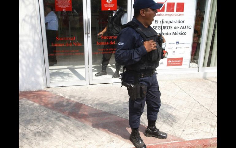 Un sólo hombre armado protagonizó un asalto bancario, por lo que ya suman 71 atracos en este 2013. ARCHIVO /