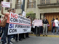 Salud anunció el martes que los empelados podían regresar al anterior contrato sin problemas. ARCHIVO /