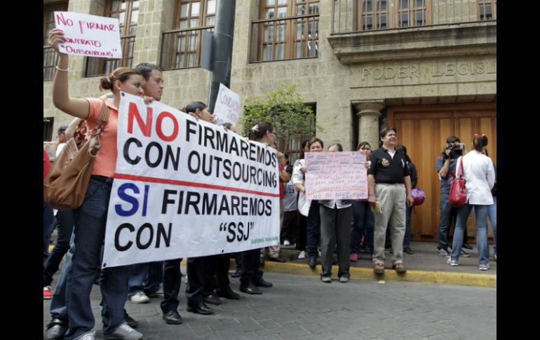 Salud anunció el martes que los empelados podían regresar al anterior contrato sin problemas. ARCHIVO /