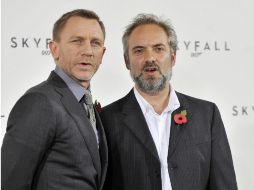 El cineasta Sam Mendes (d) y el actor Daniel Craig volverán a trabajar juntos en la próxima entrega de ''James Bond''. EFE /