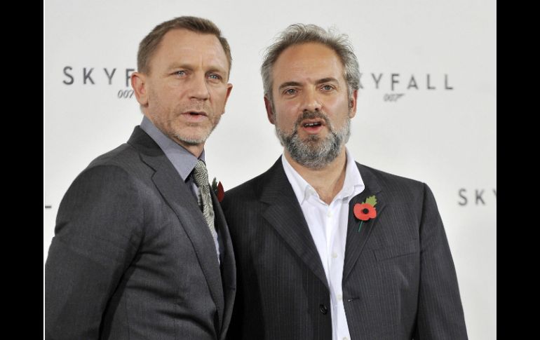 El cineasta Sam Mendes (d) y el actor Daniel Craig volverán a trabajar juntos en la próxima entrega de ''James Bond''. EFE /