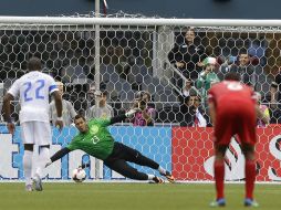 Momento del cobro de penal con el que Panamá ganó el partido. AP /