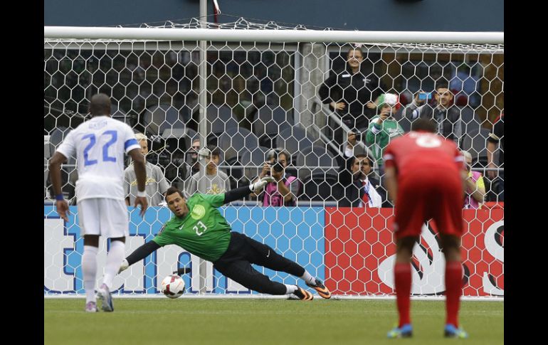 Momento del cobro de penal con el que Panamá ganó el partido. AP /