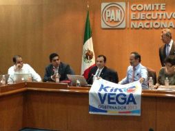 Madero (d) y Cordero (c) sostienen una manta con el logo de campaña de ''Kiko'' Vega. TOMADA DE @AccionNacional  /