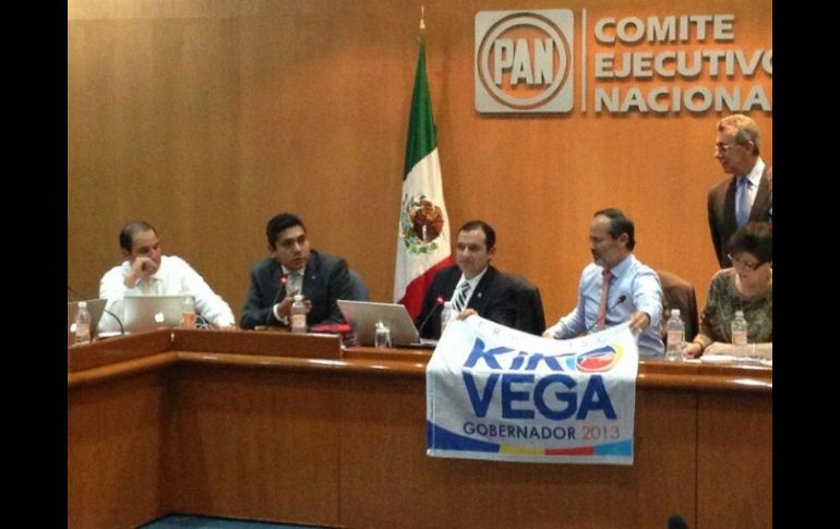 Madero (d) y Cordero (c) sostienen una manta con el logo de campaña de ''Kiko'' Vega. TOMADA DE @AccionNacional  /