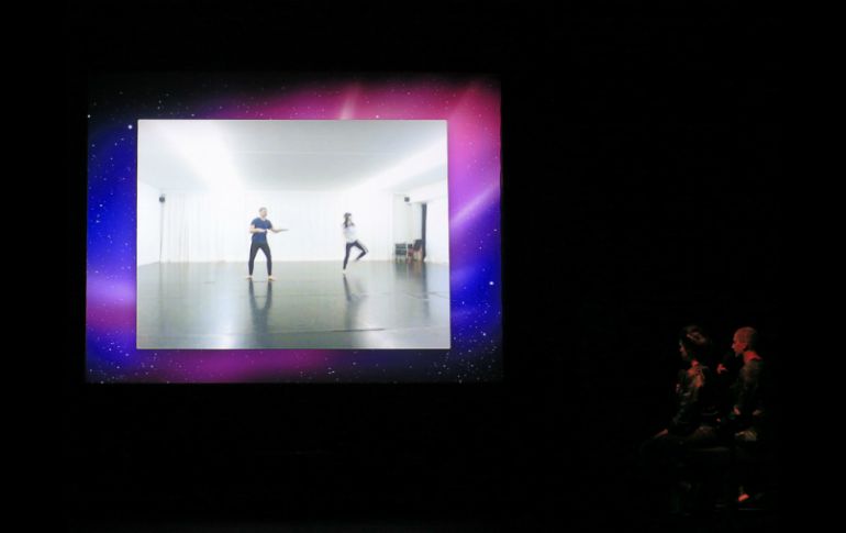 La española Marta Navaridas y el austríaco Alexander Deutinger inagurarán el festival, con la obra titulada ''Speaking of Which''. AFP /