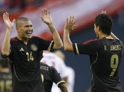 Enríquez y Jiménez celebran el primer gol del equipo mexicano. AP /