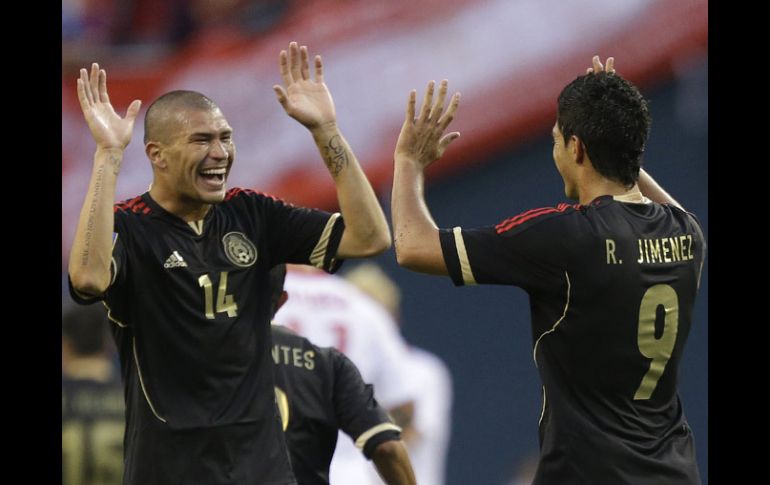 Enríquez y Jiménez celebran el primer gol del equipo mexicano. AP /