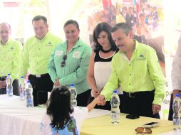 Jardín de niños 'Guillermo Chávez Vega'. Rubén Reynoso saluda a una de las alumnas durante el arranque del proyecto “Jalisco limpio”. EL INFORMADOR /