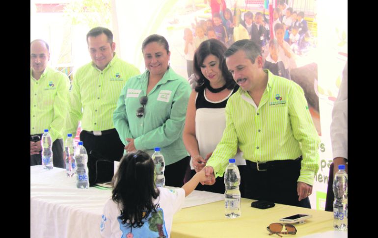 Jardín de niños 'Guillermo Chávez Vega'. Rubén Reynoso saluda a una de las alumnas durante el arranque del proyecto “Jalisco limpio”. EL INFORMADOR /