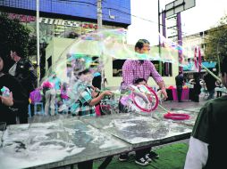 Cada sábado, jóvenes y familias recorren los puestos instalados en el camellón de la Avenida Chapultepec. EL INFORMADOR /