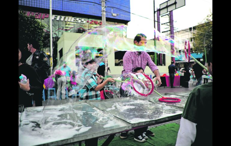 Cada sábado, jóvenes y familias recorren los puestos instalados en el camellón de la Avenida Chapultepec. EL INFORMADOR /