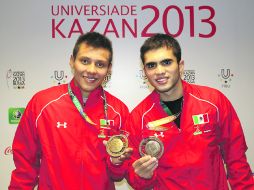 Germán Sánchez e Iván García lucen su medalla, ambos tapatíos son estudiantes de la UVM, campus Zapopan. CONADE  /