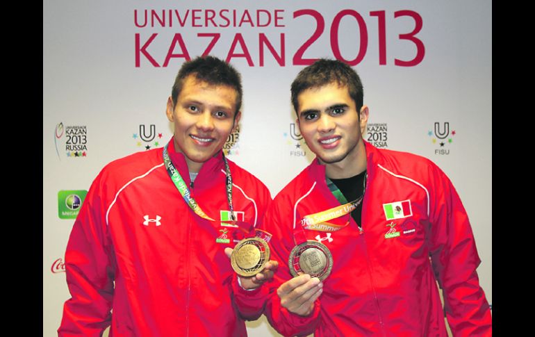 Germán Sánchez e Iván García lucen su medalla, ambos tapatíos son estudiantes de la UVM, campus Zapopan. CONADE  /