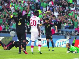 Raúl Jiménez (abajo, izquierda) abrió el marcador para el Tricolor al minuto 41, ante una Canadá que salió ultradefensiva. AP /