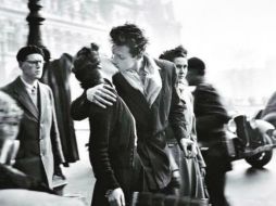 Una de las imágenes más conocidas en el mundo: ''El beso'', obra de Robert Doisneau. ESPECIAL /