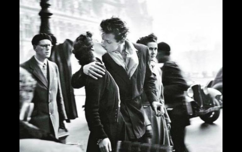 Una de las imágenes más conocidas en el mundo: ''El beso'', obra de Robert Doisneau. ESPECIAL /