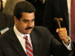 Nicolás Maduro recibe el martillo de Mercosur como señal del liderazgo del bloque político. ARCHIVO /